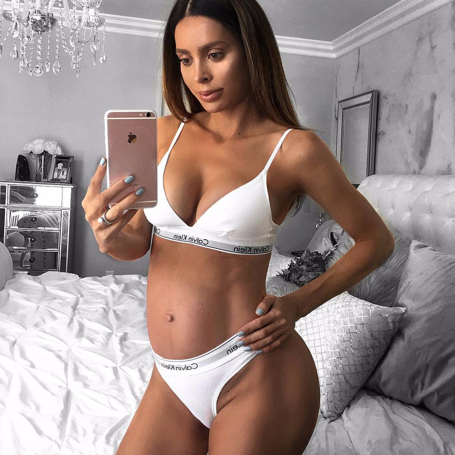 Dit model plaatste 8 weken na haar bevalling een bikini-selfie en het internet ontploft!